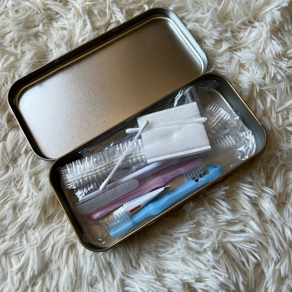 Disney Explorers Amenity Kit Hong Kong Disney New‎ in tin - Picture 3 of 4